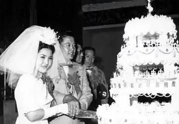 1983年，曾叛逃到台湾的飞行员王学成结婚了，在婚礼上，王学成笑得满脸灿烂，开心