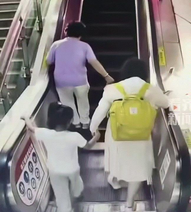 家教真的很重要，让一个懵懂的小女孩，都知道一些安全常识，和基本素养！
根据视频可