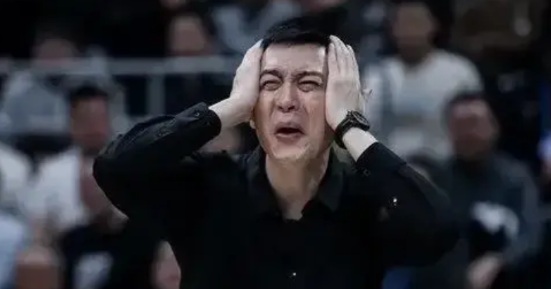被同曦双杀，杨鸣赛后总结三句半：比赛失控，没有节奏，活力不足；同曦两外援打的很好