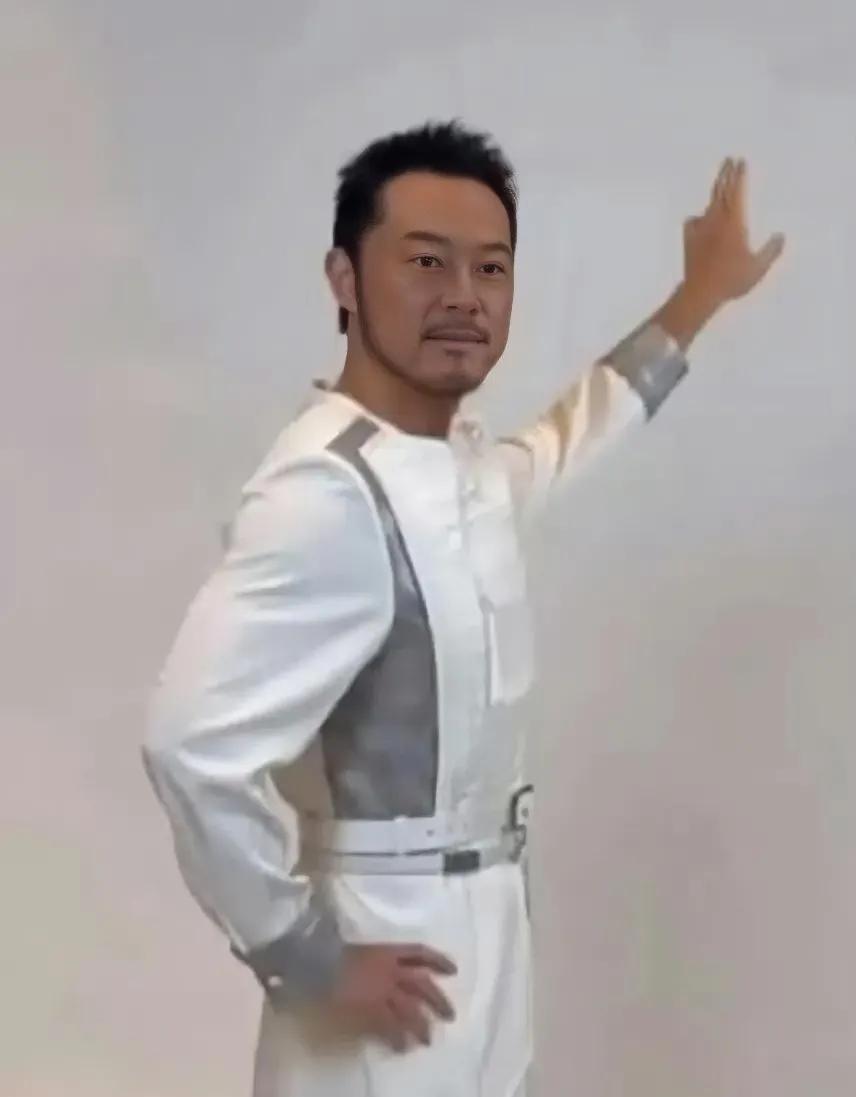 笑不活了！
堂堂白展堂，
怎么日里日气的[泪奔]
看来不是每个人都适合美黑，真正
