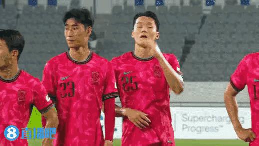 中韩东亚杯首战赛后，韩国球员列队向在场的中国球迷鞠躬致谢！赛场为数不多的球迷当中