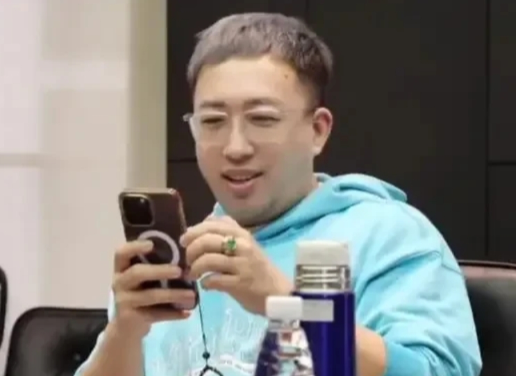 有网友让于正看看曹骏，找曹骏拍戏，于正回复道：“看着呢，赵昭仪每天在我面前提10