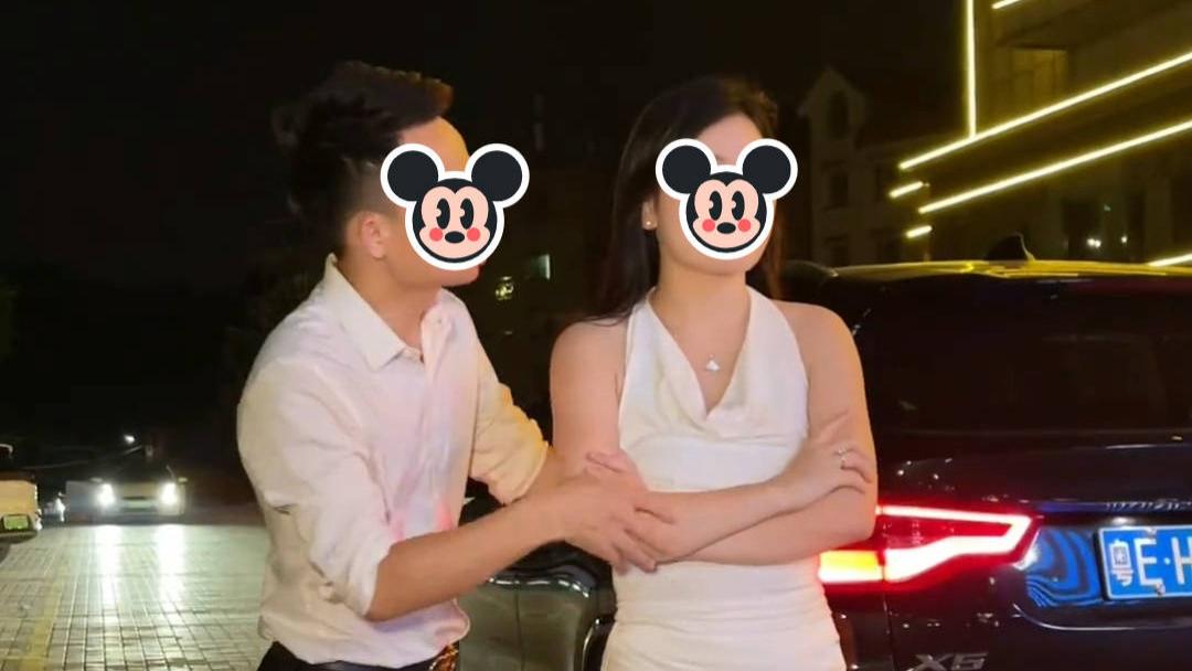 女子去参加同学聚会，男友不放心想把她接回家，她竟然当场提分手