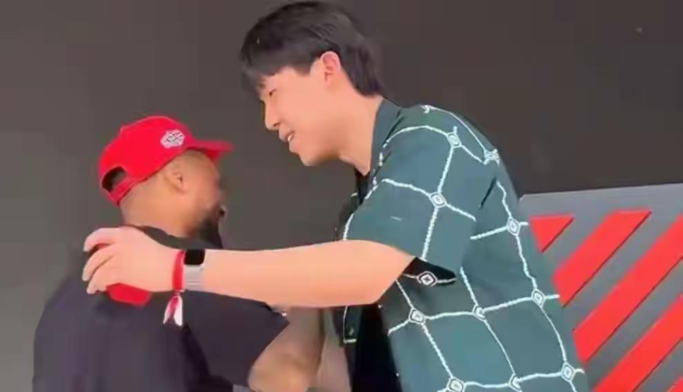 杨瀚森太幸福了，和利拉德握手拥抱
利拉德回归仪式，杨瀚森也来到现场，和这样一个超