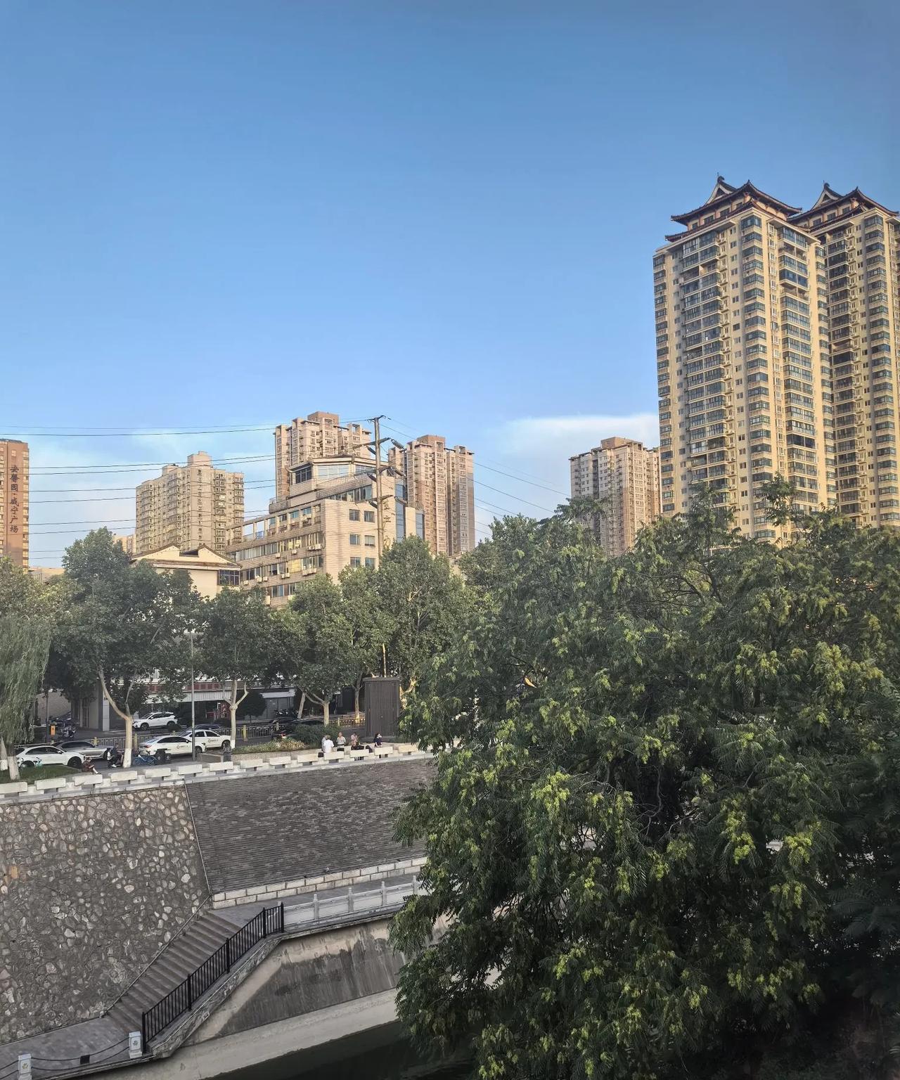 #请用一句话概括一下，什么是幸福#
知足就是幸福。“知足”二字，本身就蕴含着一种