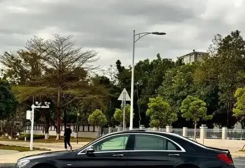 今天去修配厂换火花塞，工人问我换便宜的还是换贵的？我说有什么区别？他说便宜的是小