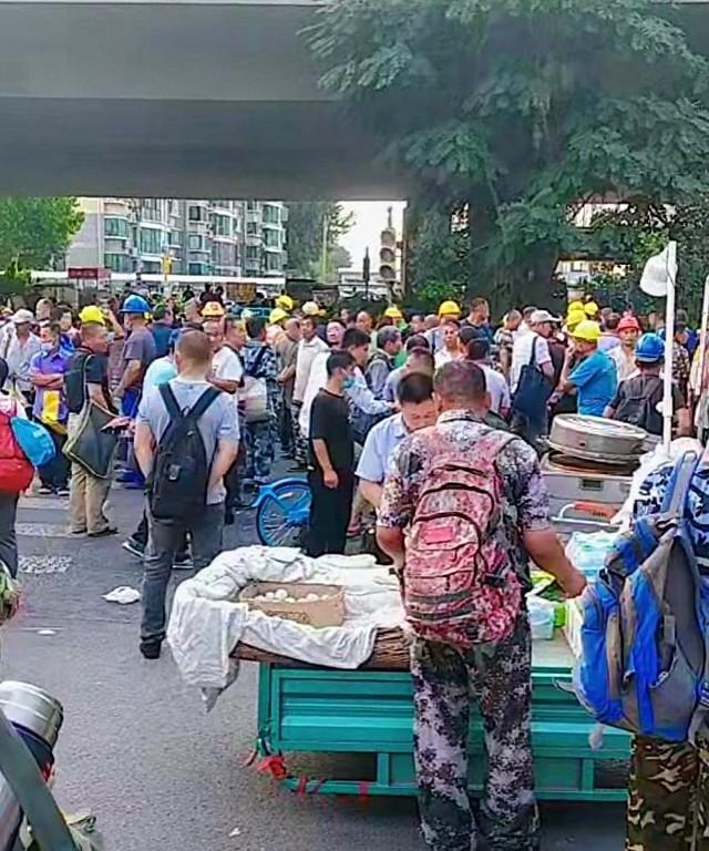 现在的劳务市场上用工价格
今天是6月24日的清晨，还是往常一样劳务市场的喧闹声打