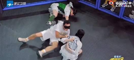 #跑男本季最激烈撕名牌##跑男# 本季撕名牌天花板来了！嘉宾们拼尽全力，攻防转换