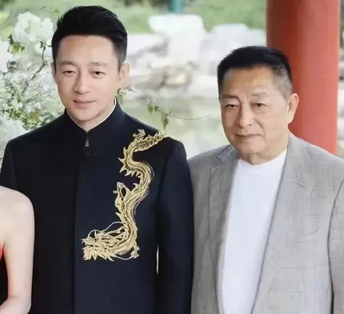 不得不说汪小菲和他爸爸长得太像了，不论是眼睛还是鼻子，还是整个脸型，以及神态气质