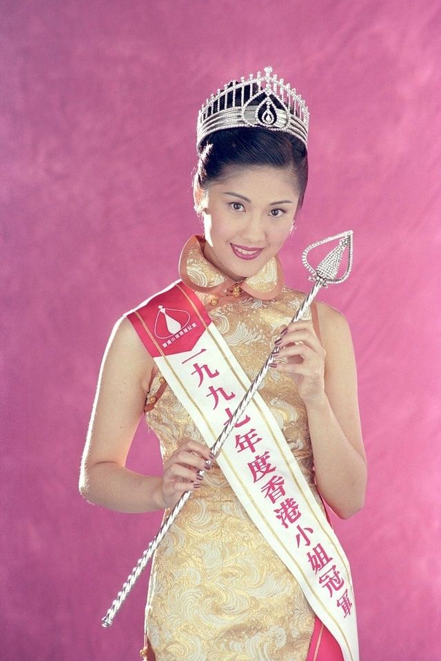 咱就是说，97年港姐冠军翁嘉穗的24岁大儿子也太拼了吧！去年刚从伦敦商学院硕士毕