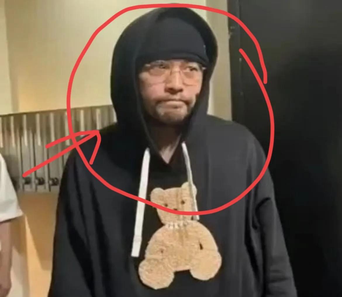 周杰伦现在应该挺烦的，
不是因为没有新的创作，
也不是因为自己翻车，而是他的
背