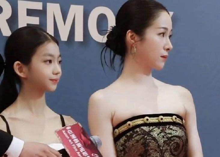 江一燕的女儿继承了妈妈的优良基因，模样甜美可爱。这小姑娘还是个左撇子，被拍到用左