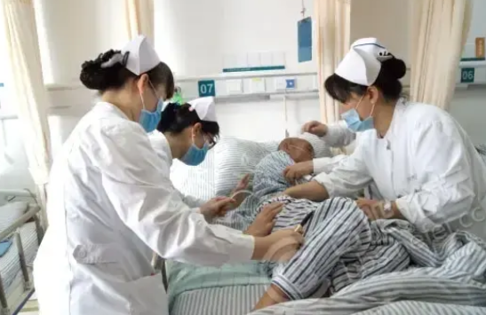 三年前妈妈在家偷人，被爸爸发现，爸爸气的当场发病离开人世，而我妈却和那个男人双宿