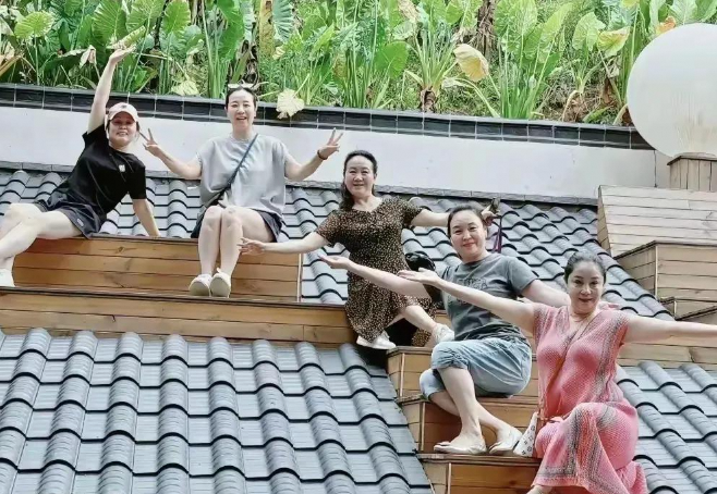 陈小艺回四川老家 状态大不同引关注
