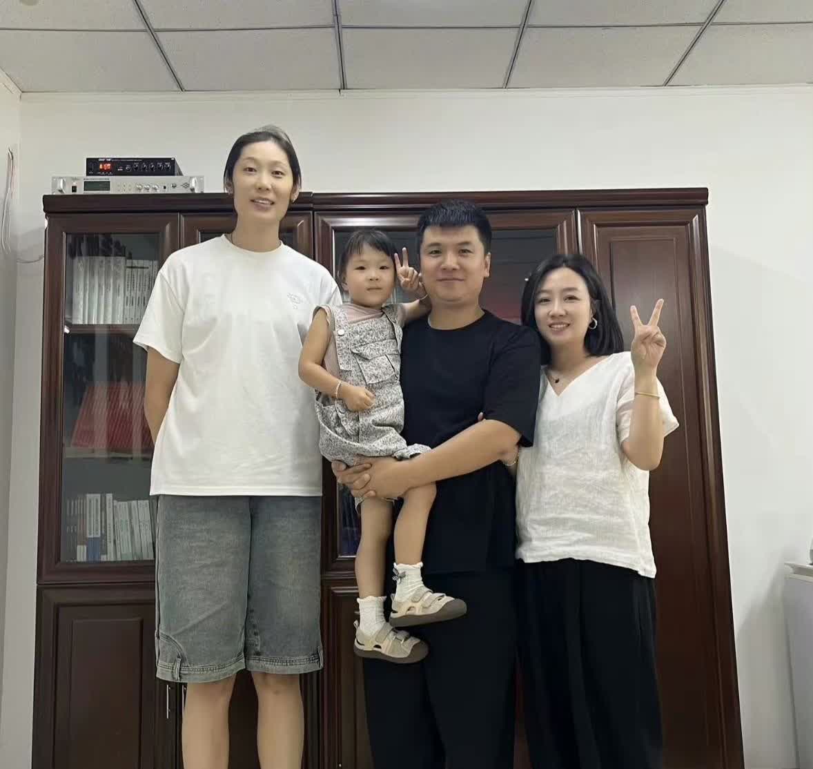 新鲜出炉的朱婷！近日，朱婷在山西大同参加私人聚会，网友偶遇朱婷！朱婷身穿白色T恤