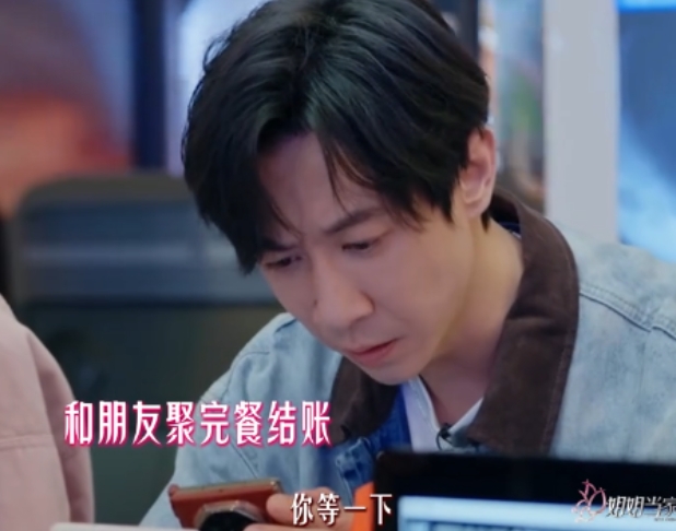再婚仅一个月的董璇，令人反感的一幕在她身上发生了，她太不体面了。
 
上个月，她