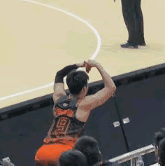 职业赛场面对老东家肆无忌惮的庆祝，于德豪可能是第一人。
  高诗岩投进三分做出了
