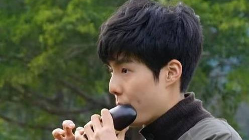 高颜值孤独症少年吹陶笛走红！网友感叹世界赠予你纯净！你怎么看