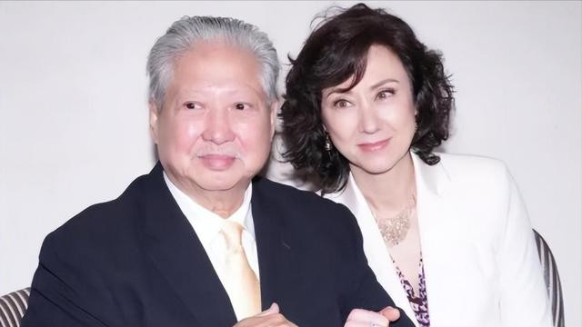 很多公众人物，特别是娱乐圈的人，玩的花，洪金宝儿子被调侃难改风流本性，洪金宝儿媳又被爆与陌生男子过度