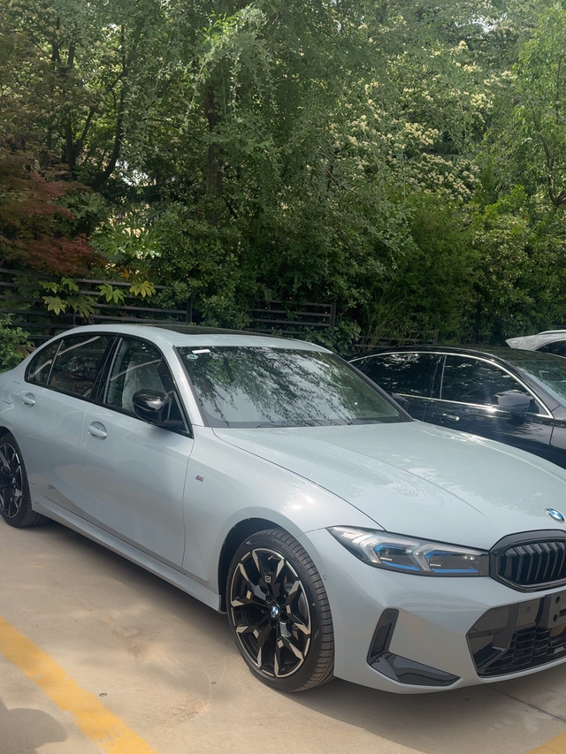 提车日记布里克林灰330li尊享有点香
谁懂啊！蹲了整整好几个月的布鲁克林灰33