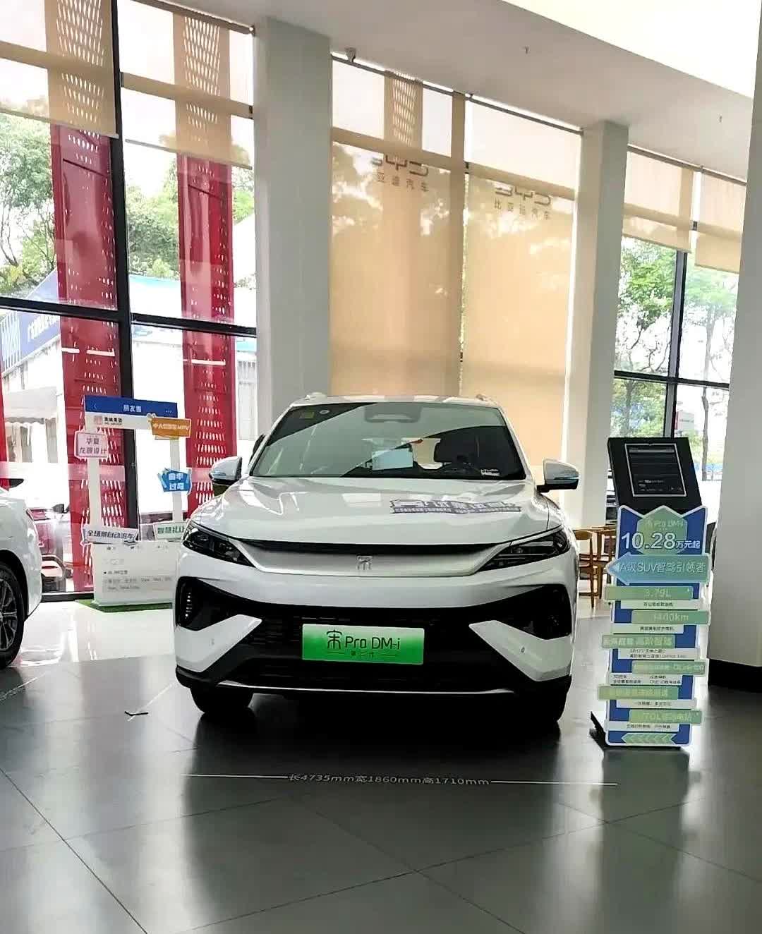 今天陪侄子去买车，原本锁定的是凯美瑞2024款双擎2.0豪华版。
计划贷款10