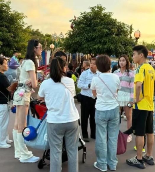 奚梦瑶一家迪士尼过六一，4 保姆随行超吸睛。这种家庭四个都算少了，多了也不奇怪，