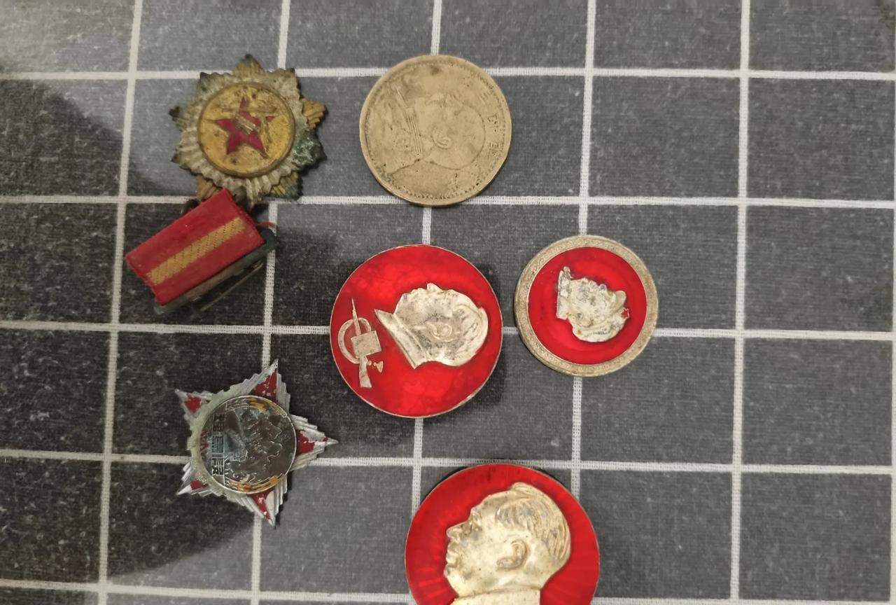 这几个老物件儿，一般的人肯定没有见过。前些时候回老家去，在柜子里面翻出了几样东西