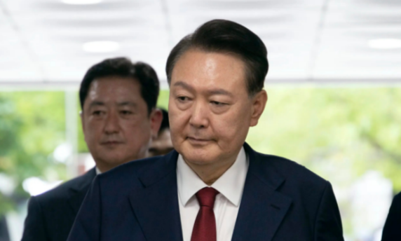 24日，韩国前总统尹锡悦再以健康为由，缺席首尔中央地方法院第10次庭审。这已是他