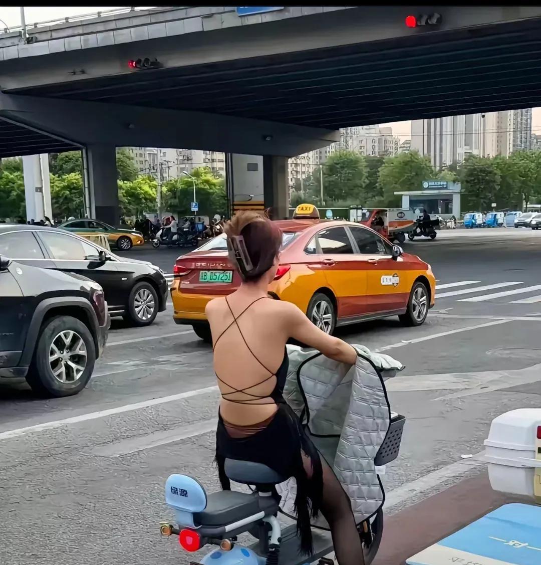 为什么女孩子可以这样穿出来，男孩子就不可以？这样子穿很美嘛？要是男的这样穿出去，