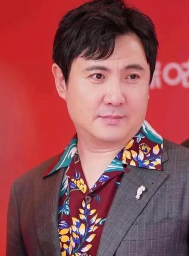 一觉醒来
沈腾打开手机一看，天都塌了
怎么评论区全部都是催促他赶紧减肥的消息，压
