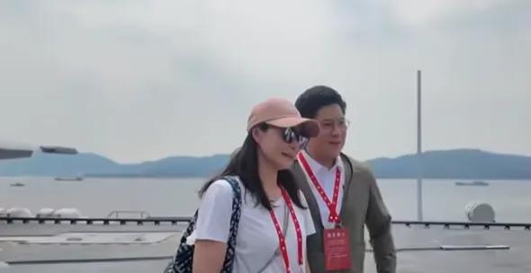 霍启刚和郭晶晶这对令人瞩目的明星夫妻也登上了停泊香港的山东号航母，霍启刚难言脸上