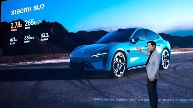 小米YU7卖爆却交不出车，车企“抢人”大战上演，雷军慌了！