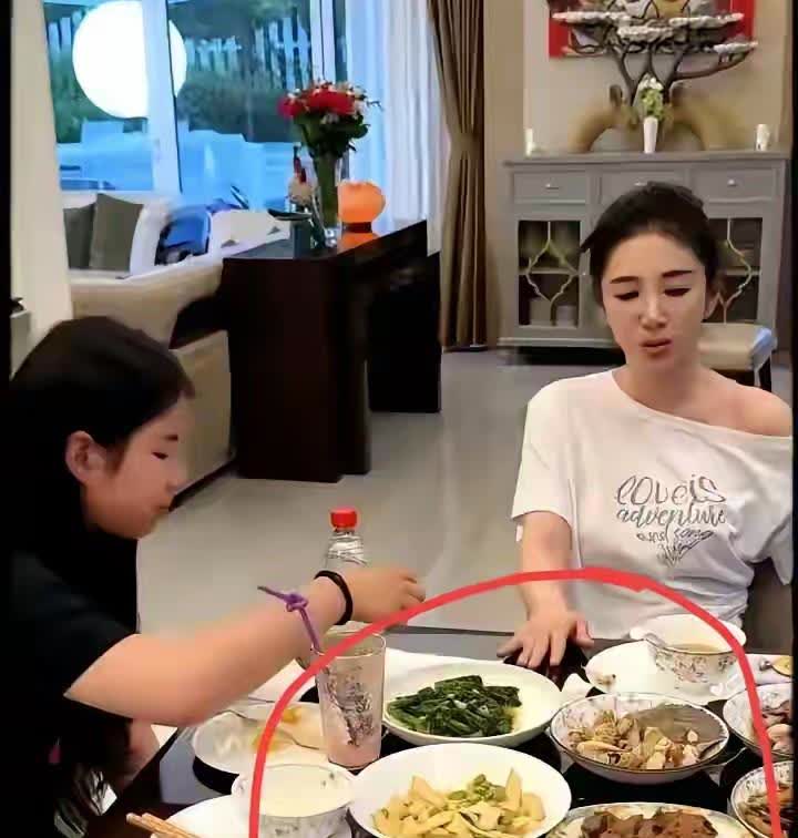 一顿晚饭12道菜，黄奕被说浪费？

12岁女儿面前，龙虾溏心蛋摆满桌。

