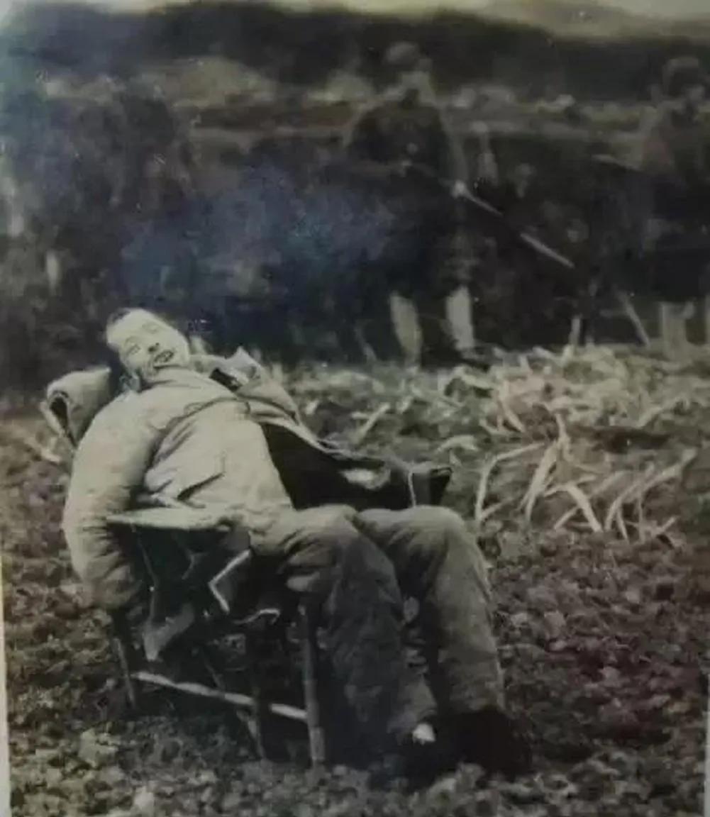 1949年，湖南悍匪陈光中，被处决的现场，企图躺在椅子上装死！
