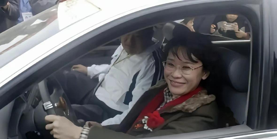 一个朋友看了张海迪的近照（图二），感叹不已地道：“马上70了，可你看（她）参加九