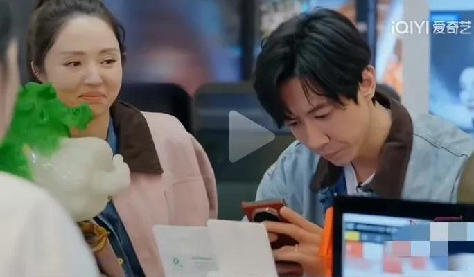 董璇那一笑，是鄙夷是不屑还是……
她是看不起现任老公张维伊吗？
女人离婚，要么不