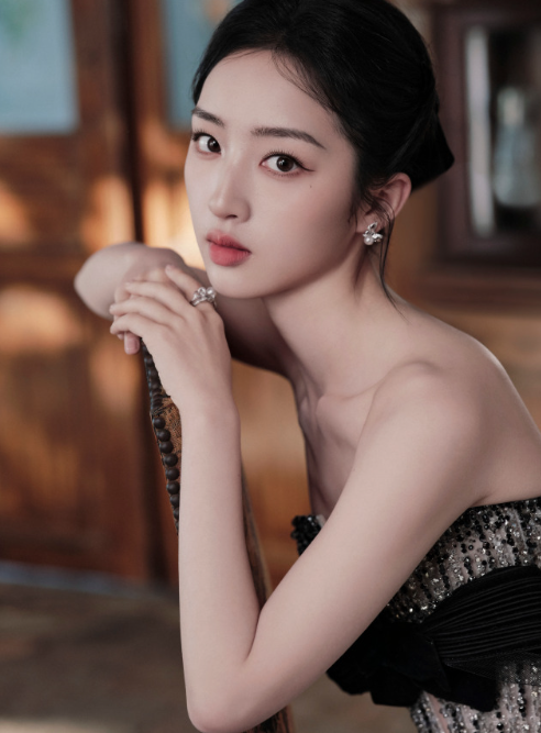 邓恩熙的抹胸鎏光裙，这感觉超不错的，nice的！