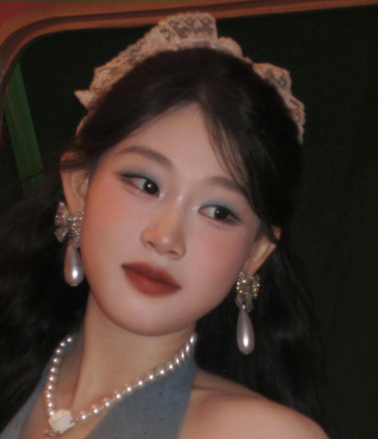 这居然是小沈阳女儿
有点土，又有点港风女星的感觉，妆容和造型看起来更像是千禧年的