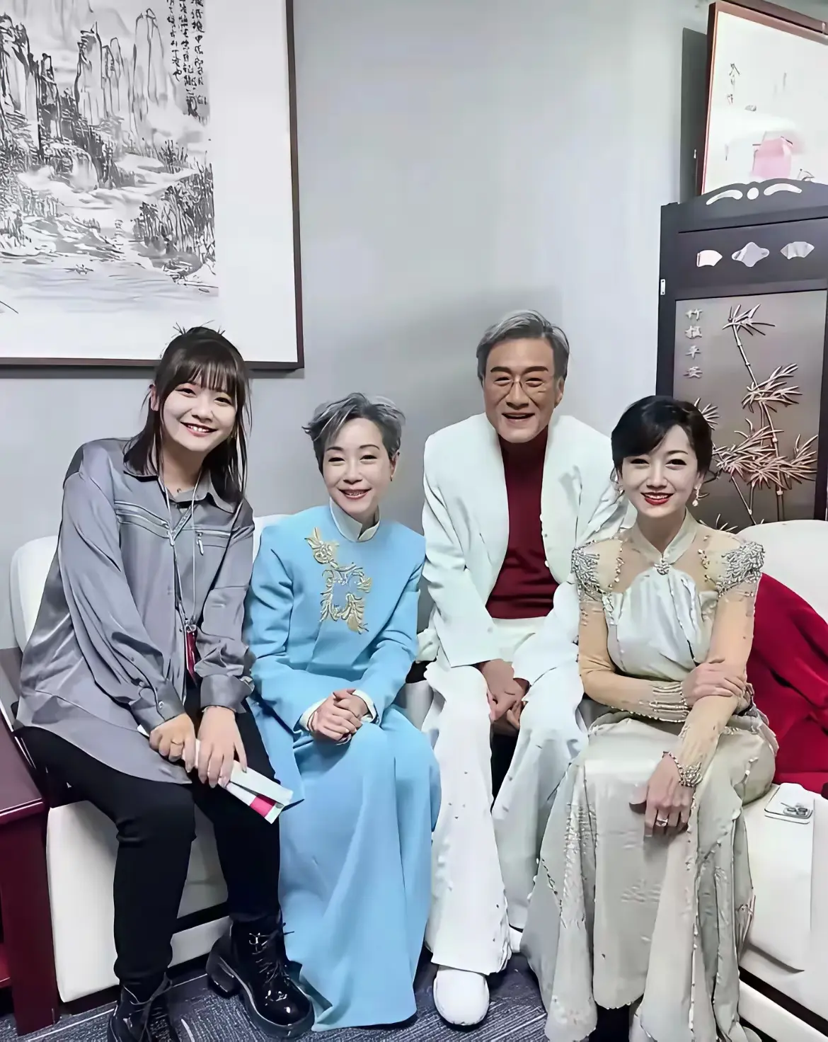 有没有人知道，赵雅芝旁边站的男士是谁呀？
