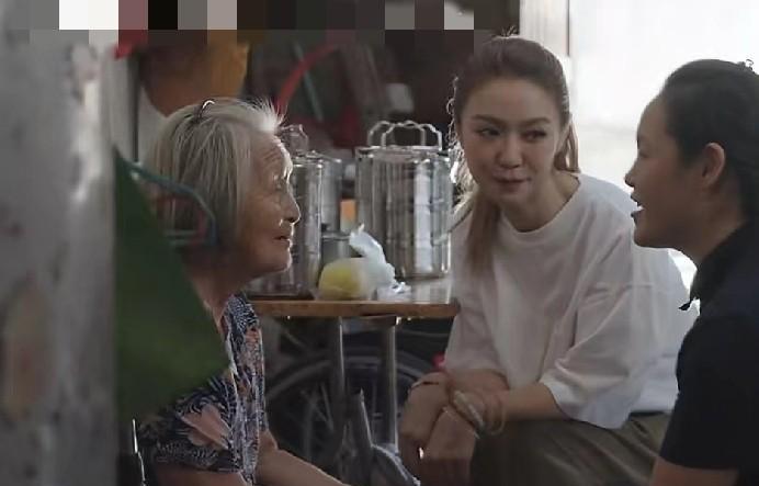 9月8日，女明星薛凯琪去探望90岁独居老奶奶，老奶奶伸出一双长满灰指甲的脚，让薛