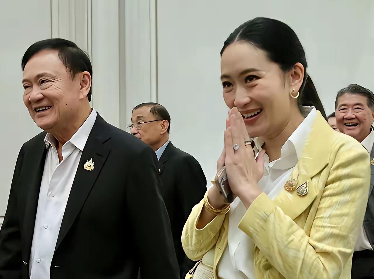 泰国前总理他信，今天如约回到泰国，实现了走之前的承诺，继续自己的未完成的政治生涯