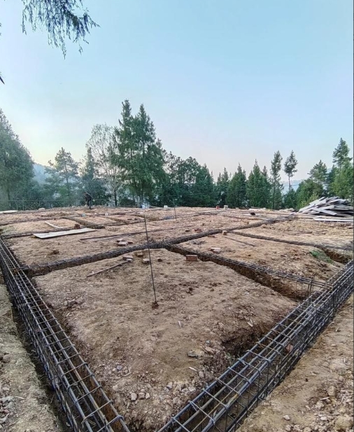 农村自建房地基真相！9根桩花4万到底值不值？
回老家建房本以为是省钱选择，直到看