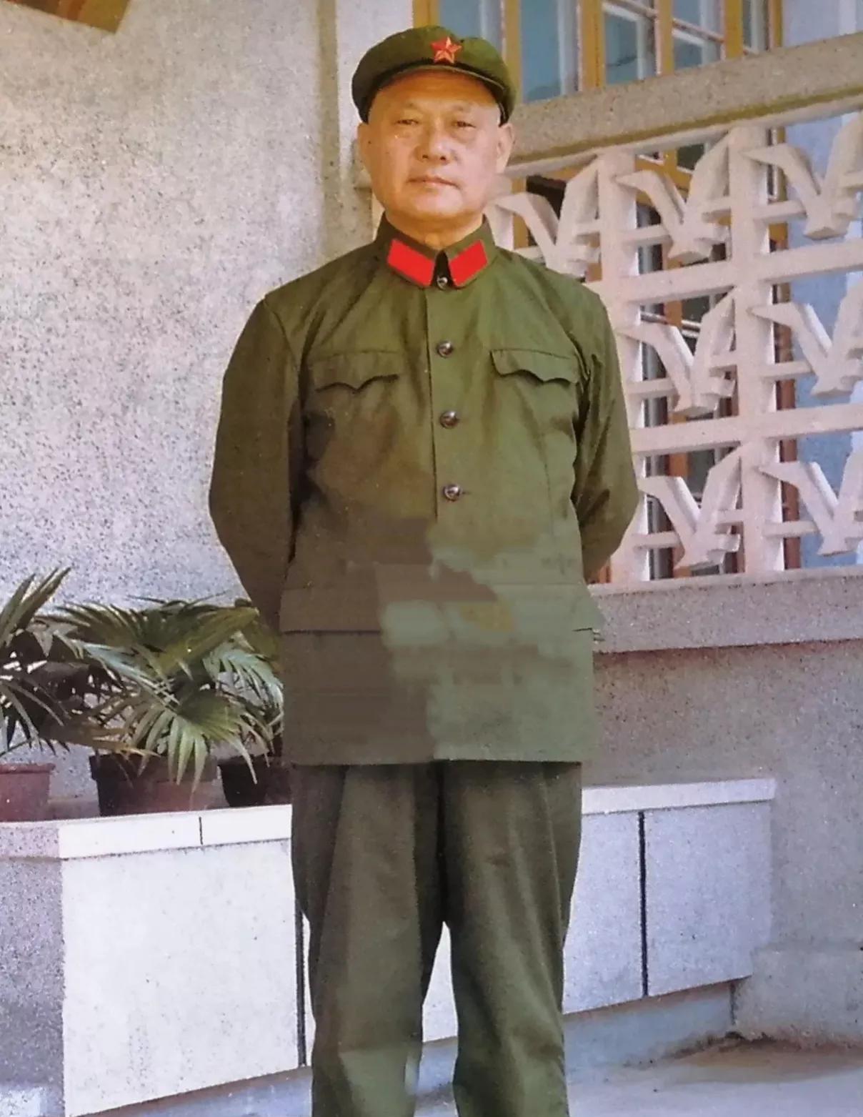 八十年代，福建省委书记兼省军区政委项南，神采奕奕，风度翩翩，仪表堂堂，留影，永恒