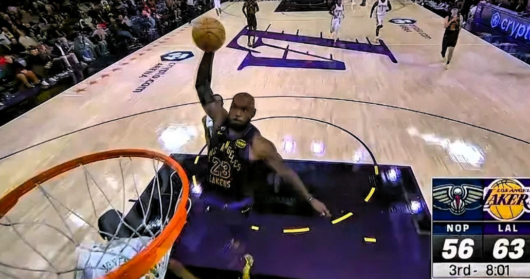 四旬老汉詹姆斯真是不讲理啊！在今日湖人对阵鹈鹕的第三节比赛中，詹姆斯快攻上演标志