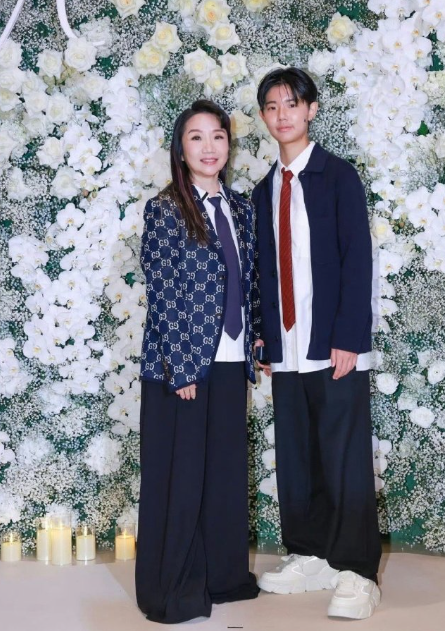 没搞错吧，这竟然是陶晶莹的女儿豆豆，这么中性的打扮，而且面容也很男性化，我还以为