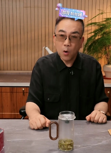 杨议和徒弟嘲讽岳云鹏实属不应该！随着杨少华的去世，德云社也送了花圈，之前的恩怨应