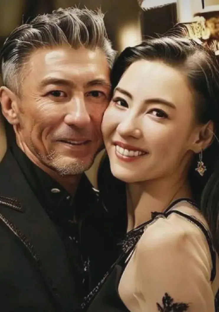 汪小菲出轨，大S离婚后闪婚光头，被网暴三年。
张佰芝拍照，离婚后，谢庭峰每年赚的