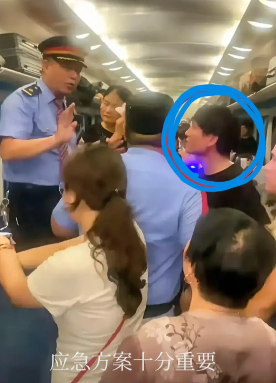小伙砸窗砸出三个问题。

一:k1373脱轨是晚上20时28分，断电，闷热，不通