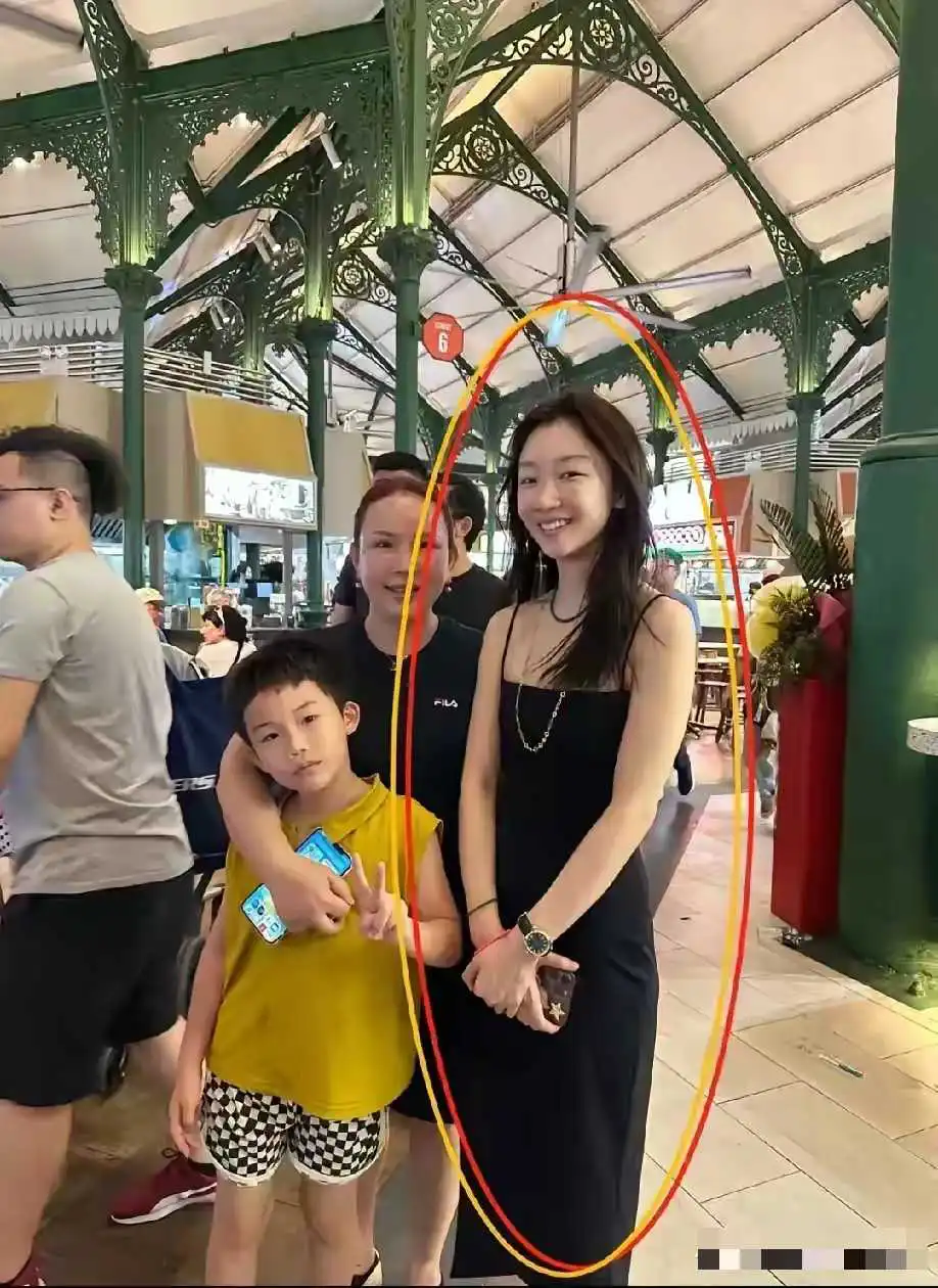 原来周冬雨现实中长这样
不得不说，没有电视上那么男人婆，还是别有风味的。
