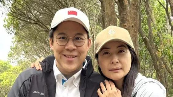 霍启刚晒一家徒步登山照，12岁霍中曦走前面有担当，俩女儿很独立